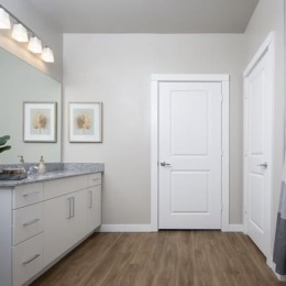 bathroom showing decor and a large mirror